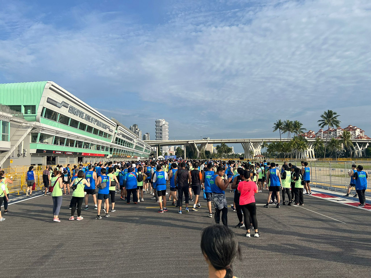 参加“新加坡渣打银行马拉松”活动