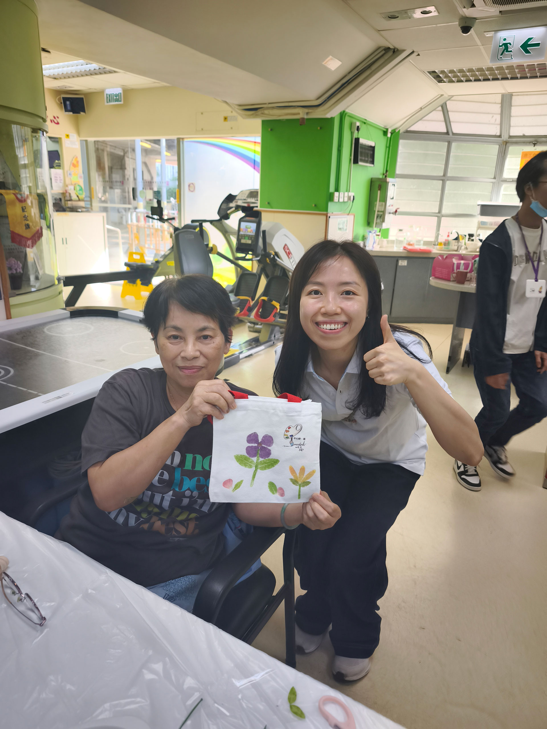 陪同圣公会麦理浩夫人中心长者体验植物拓印