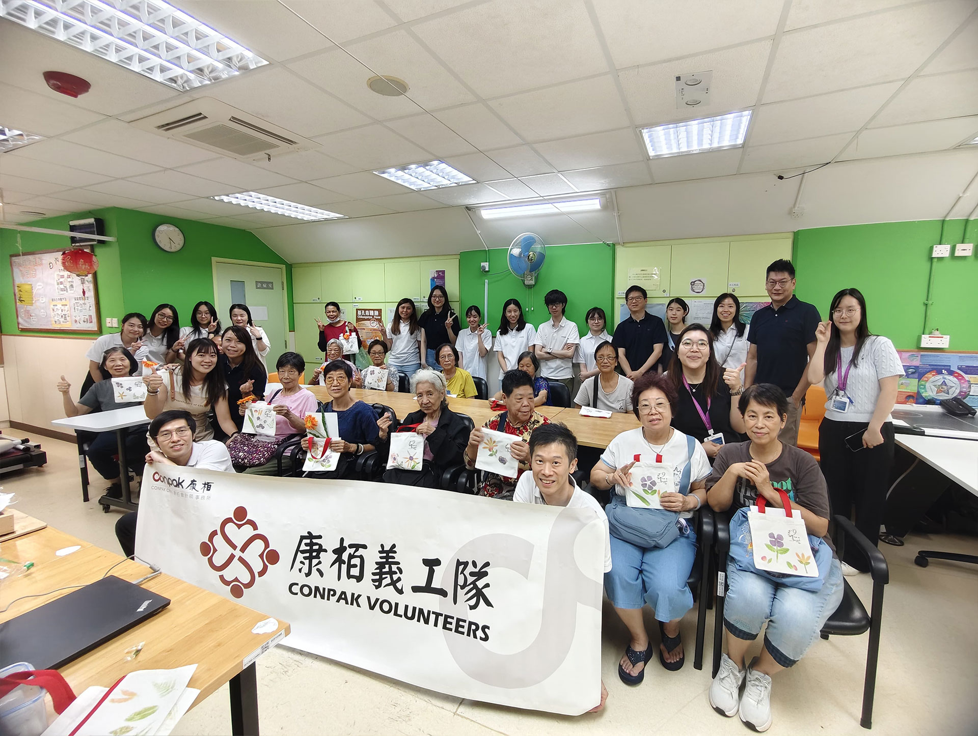 陪同圣公会麦理浩夫人中心长者体验植物拓印